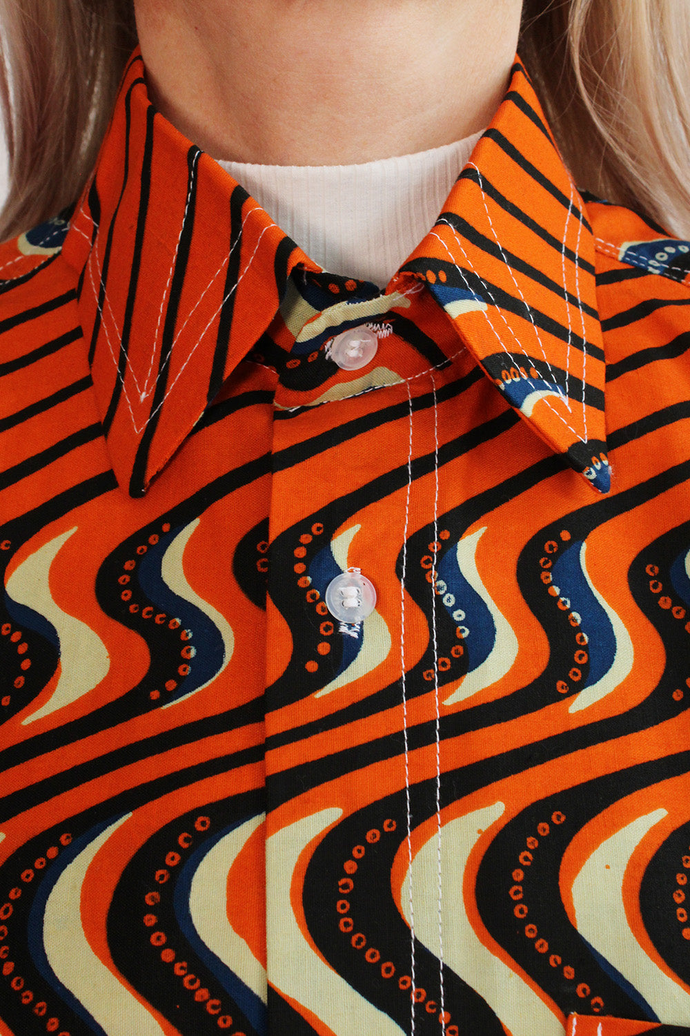 Close up kraag en sluiting vintage 70s handgemaakt Batik shirt