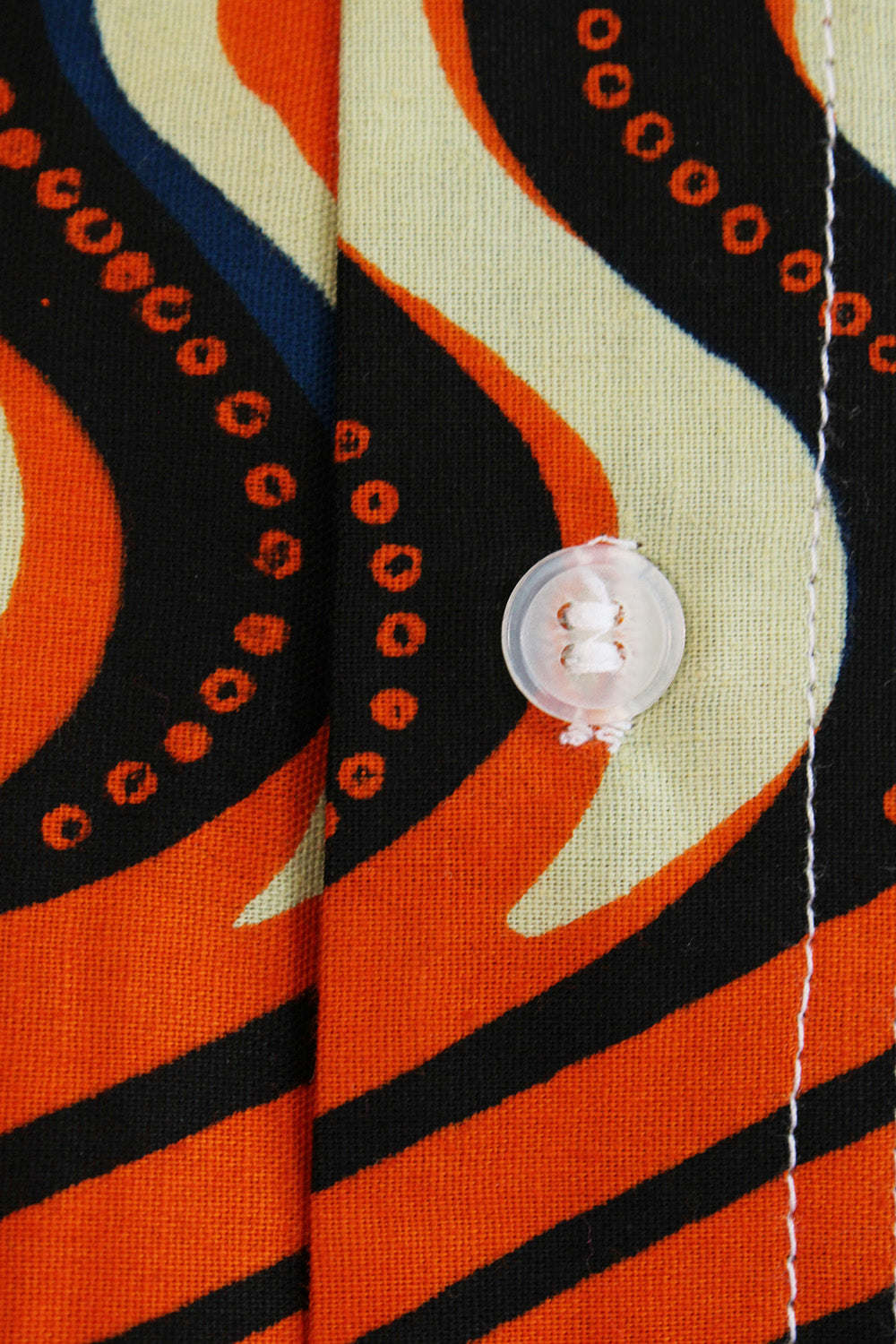 Close up knoop en stofstructuur vintage 70s handgemaakt Batik shirt