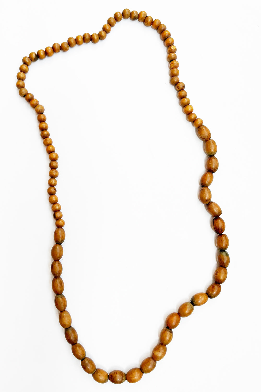 Vintage jaren 70 handgemaakte houten kralenketting bruin gedragen - lange ketting styling
