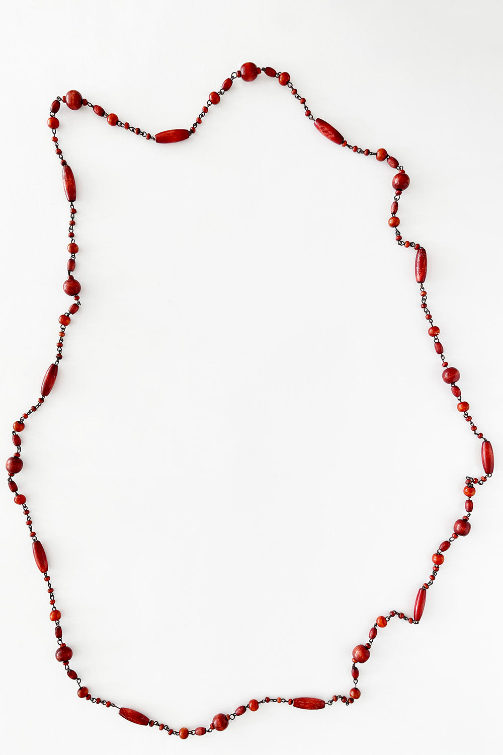 Vintage jaren 70 houten kralenketting rood-koper plat gelegd - extra lange ketting detail