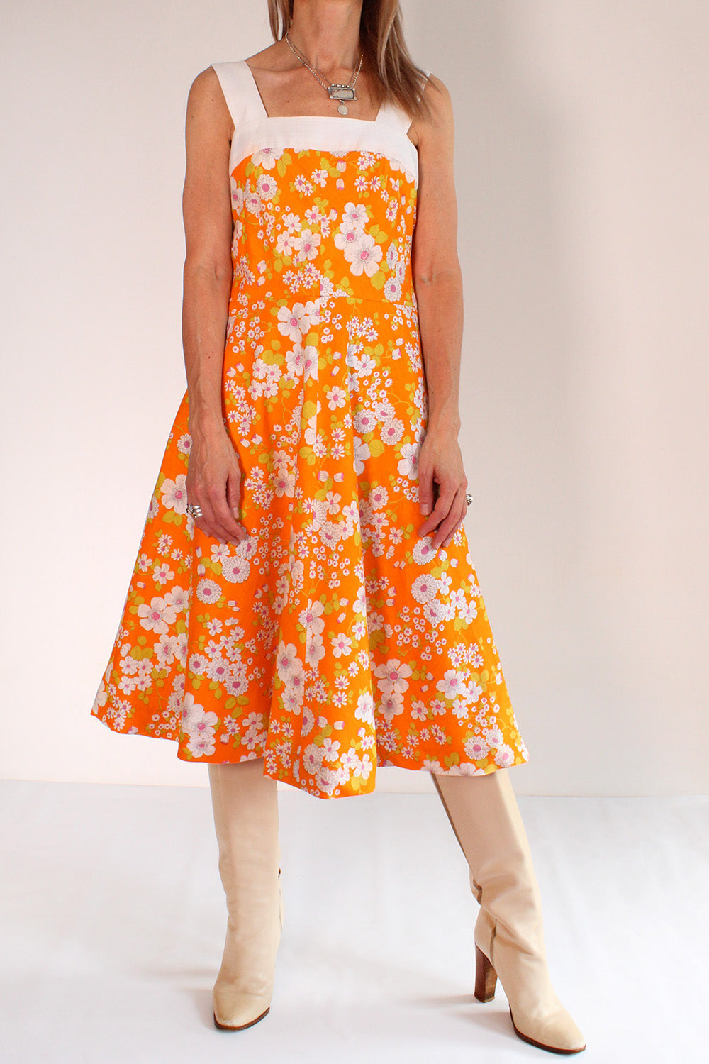 Vintage jaren 70 handgemaakte jurk oranje-roze-groen-wit met bloemenprint gedragen voorkant - katoenen jurk styling