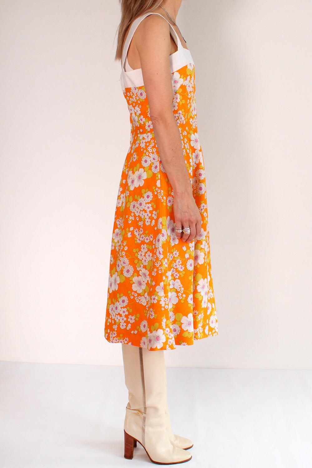 Vintage jaren 70 handgemaakte jurk oranje-roze-groen-wit met bloemenprint gedragen zijkant - katoenen jurk met smal bovenlijfje