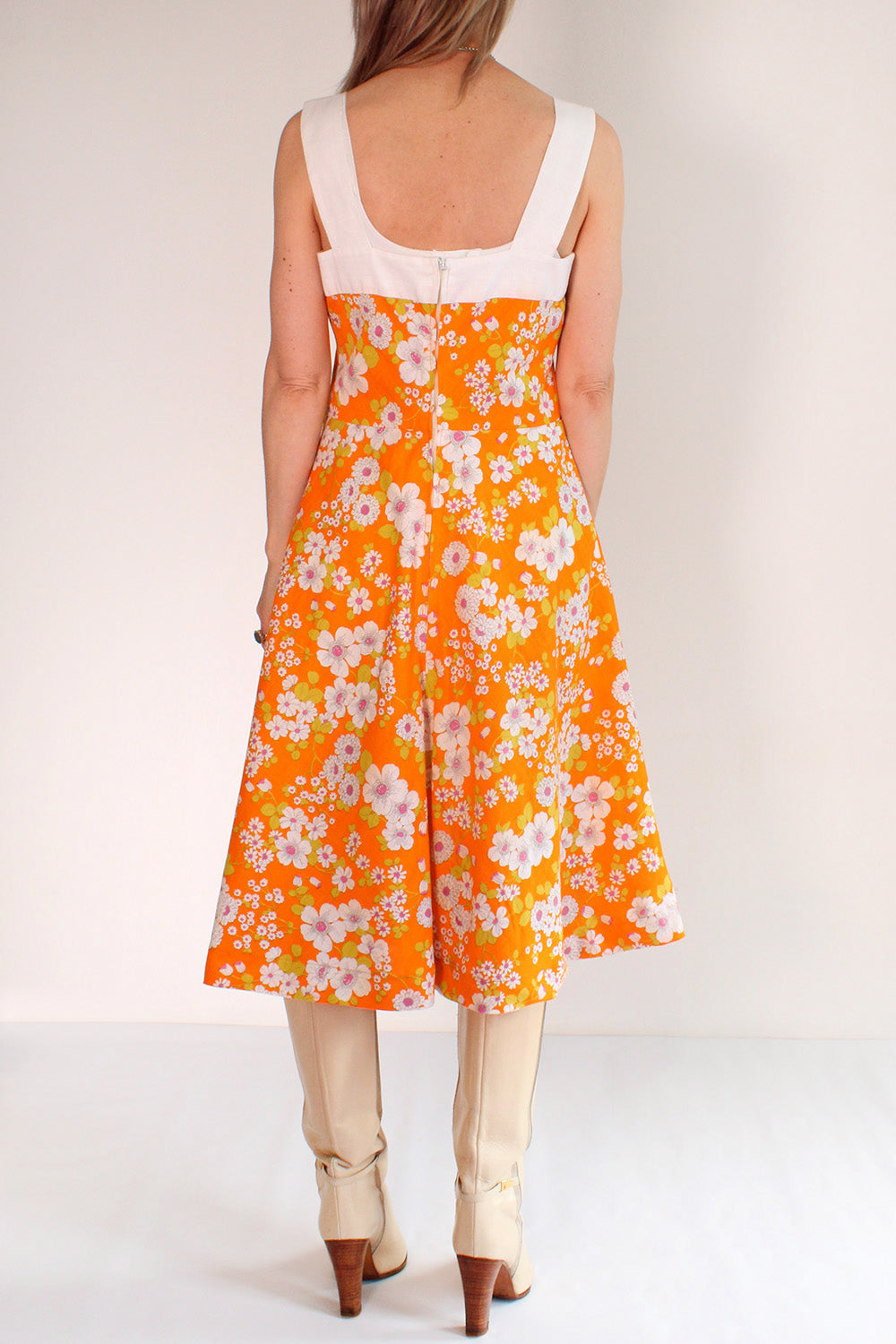 Vintage jaren 70 handgemaakte jurk oranje-roze-groen-wit met bloemenprint gedragen achterkant - katoenen jurk met ritssluiting