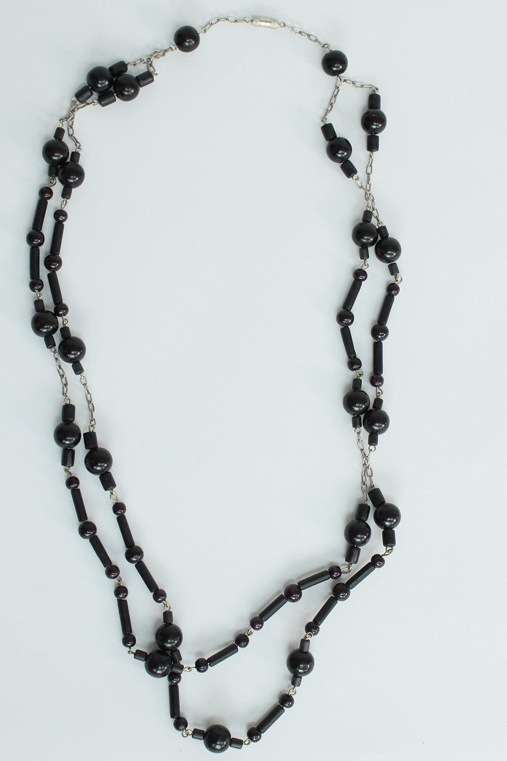 Vintage jaren 70 kralenketting zwart-donkerpaars gedragen - ketting met plastic en glaskralen styling