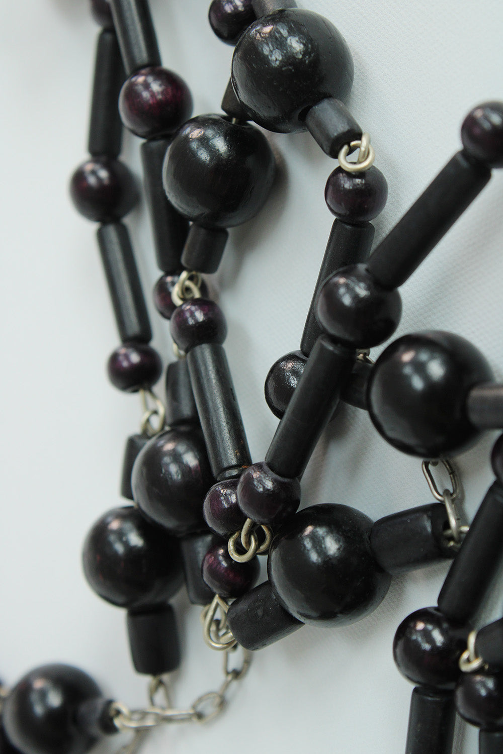 Vintage jaren 70 kralenketting zwart-donkerpaars detail - close-up van plastic en glaskralen
