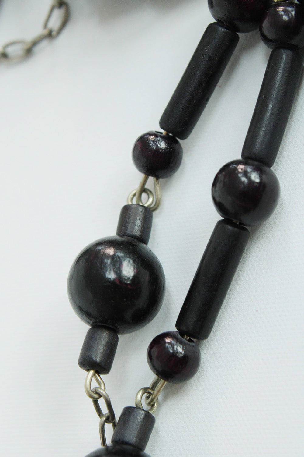 Vintage jaren 70 kralenketting zwart-donkerpaars plat gelegd - ketting met plastic en glaskralen detail
