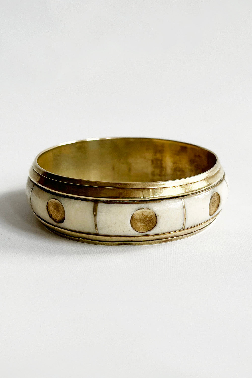 Vintage koperen armband met bot uit de jaren 70, ø 7 cm, koper en off white