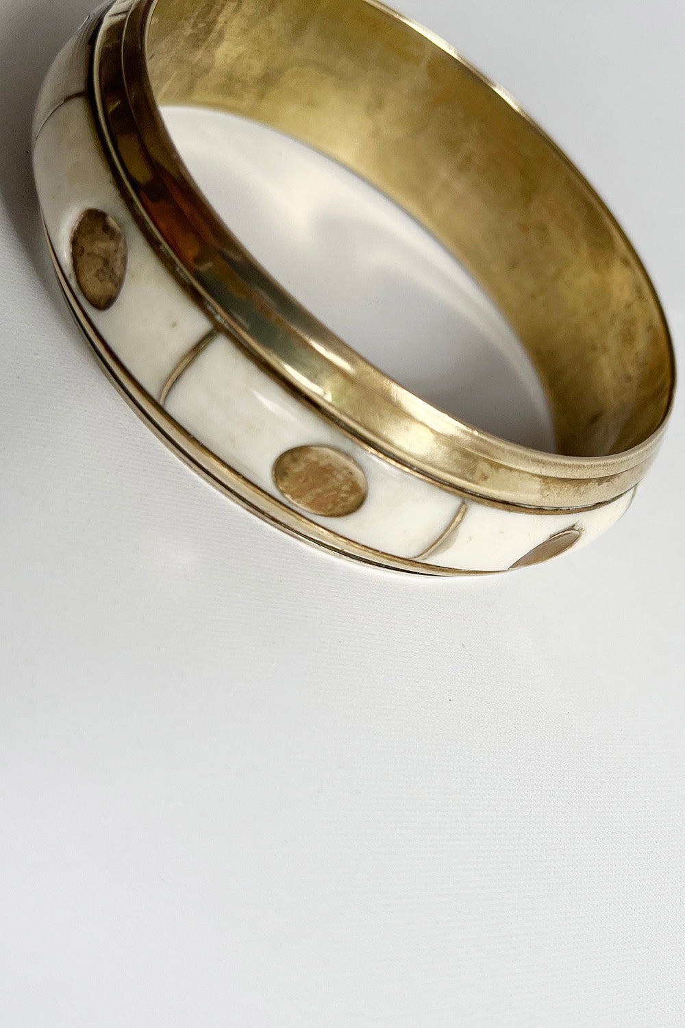 Vintage jaren 70 koperen armband met bot, in zeer goede staat, koper en off white. Detail foto