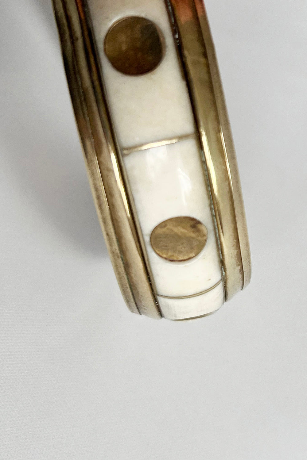 Vintage koperen armband met bot uit de jaren 70, in zeer goede staat, koper en off white