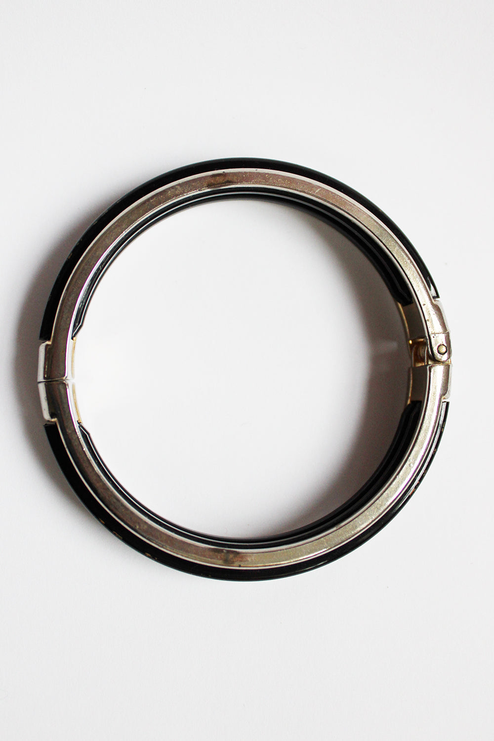 Vintage 70s metalen armband met bakeliet