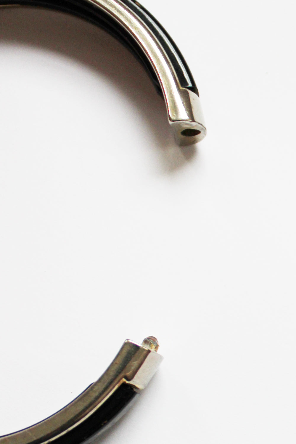 Vintage 70s metalen armband met bakeliet