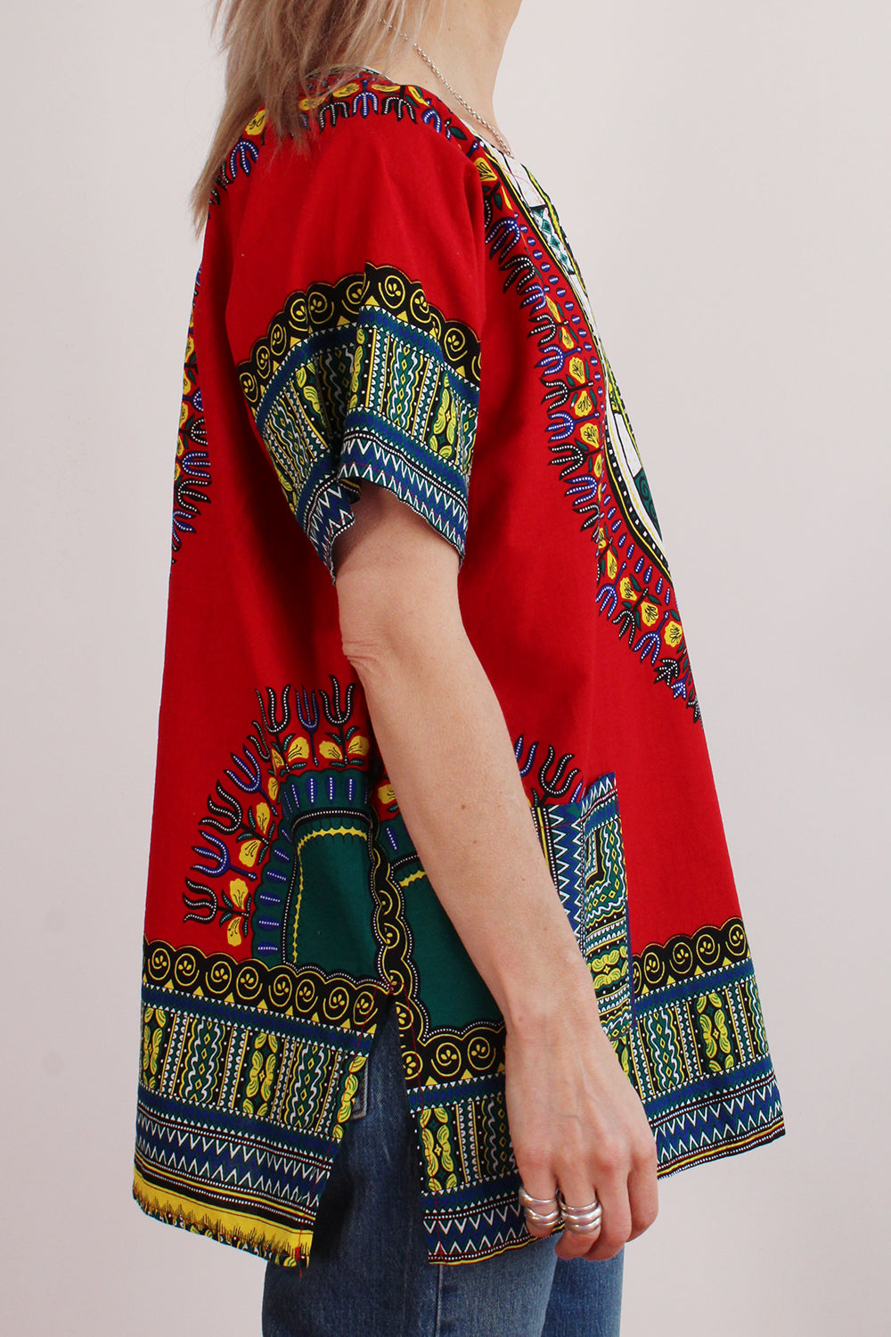 Vintage jaren 90 dashiki print tuniek rood-multi gedragen zijkant - katoenen loose fit tuniek met aangeknipte korte mouw