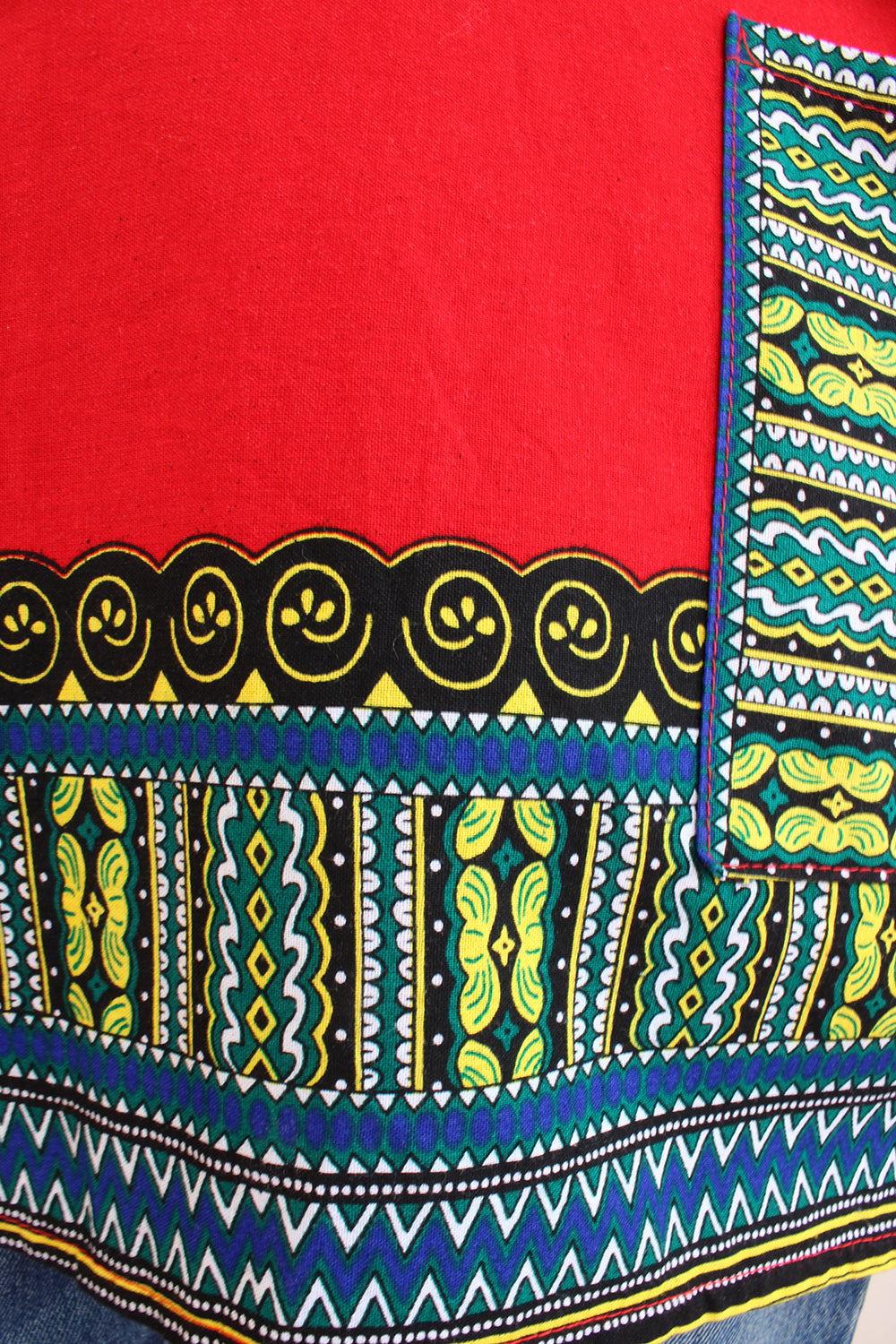 Vintage jaren 90 dashiki print tuniek rood-multi detail - close-up van dashiki print patroon