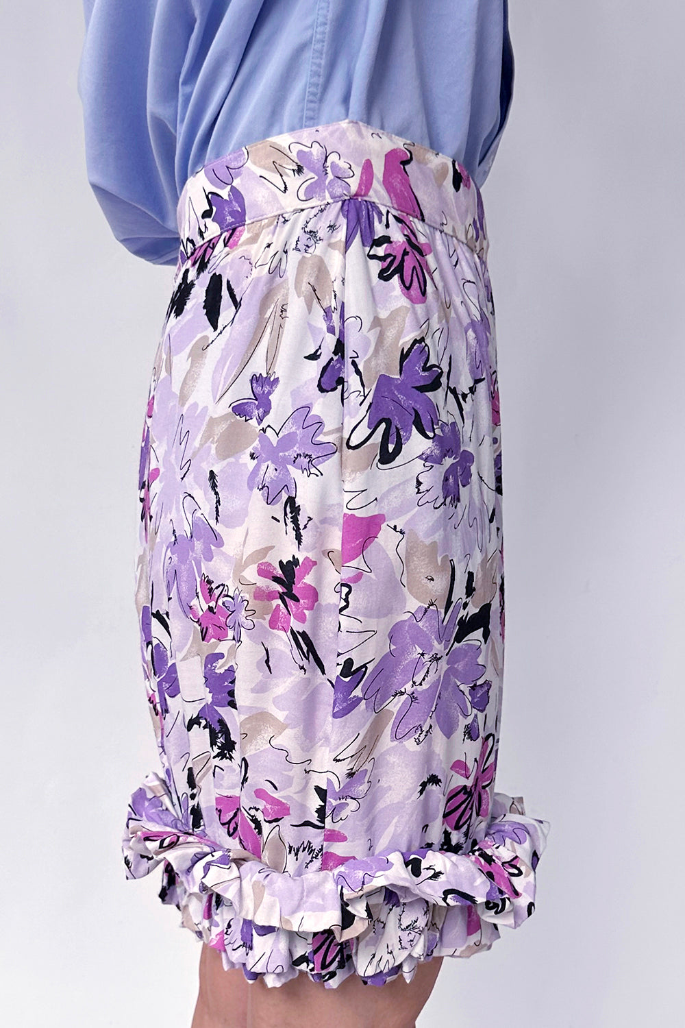 Vintage jaren 90 deadstock ruffle kokerrok wit-multi gedragen zijkant - viscose rok met ruffles