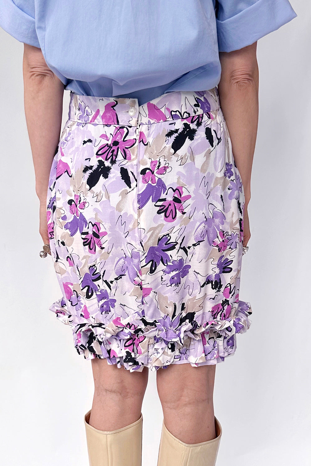 Vintage jaren 90 deadstock ruffle kokerrok wit-multi gedragen achterkant - viscose rok met ritssluiting