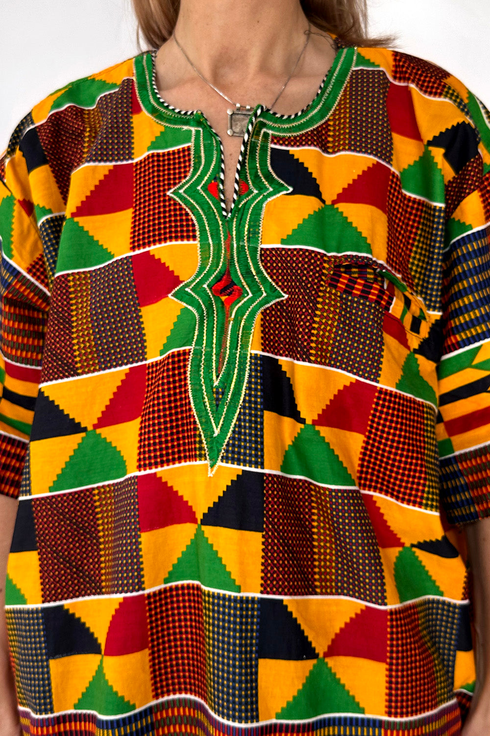 Vintage Afrikaanse batik tuniek close-up handgemaakt vakmanschap hals