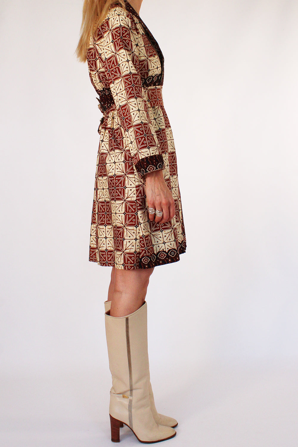 Vintage handgemaakte batik mini jurk creme-bruin-zwart-okergeel gedragen zijkant - katoenen jurk met overslag