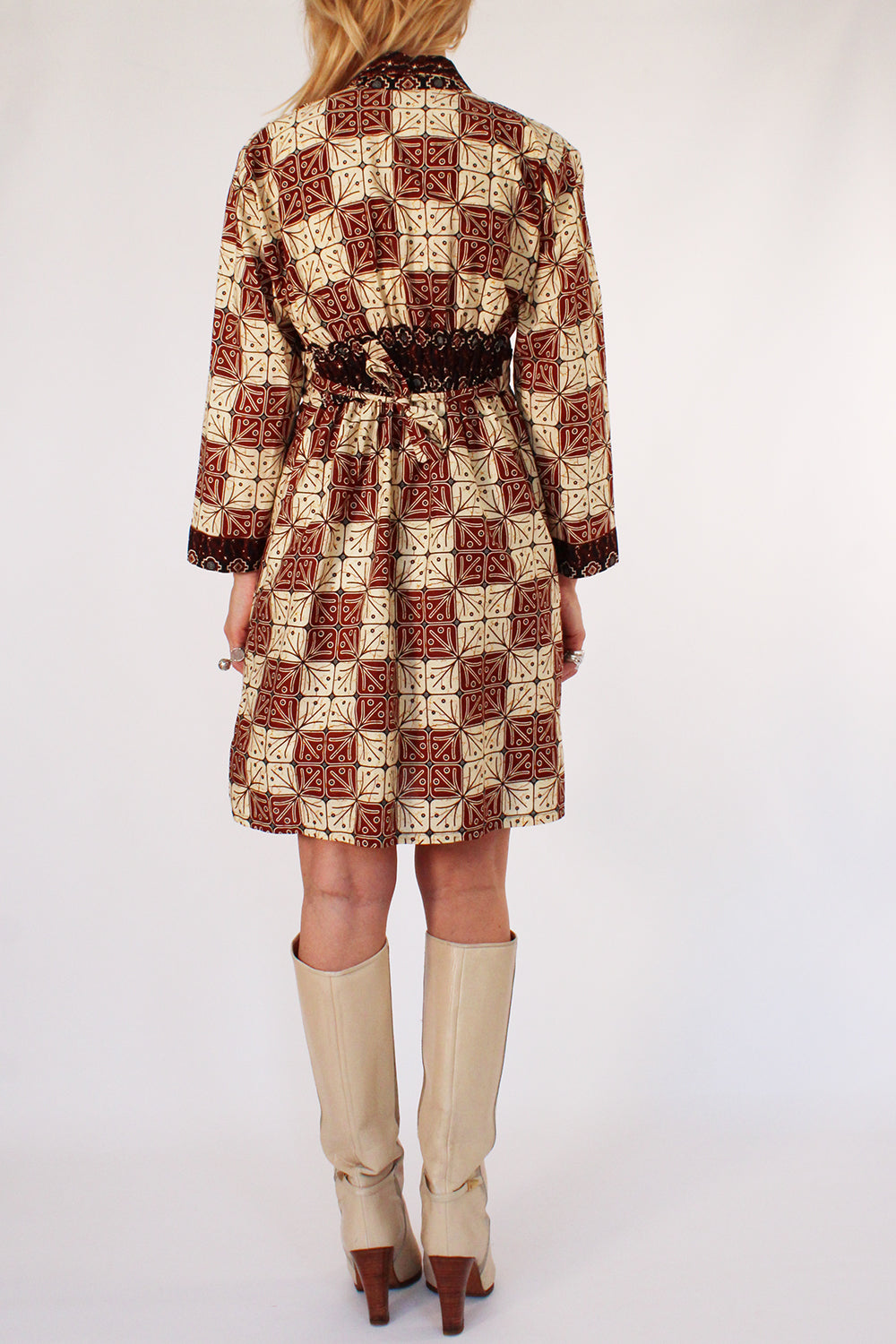 Vintage handgemaakte batik mini jurk creme-bruin-zwart-okergeel gedragen achterkant - katoenen jurk met gesmokt detail