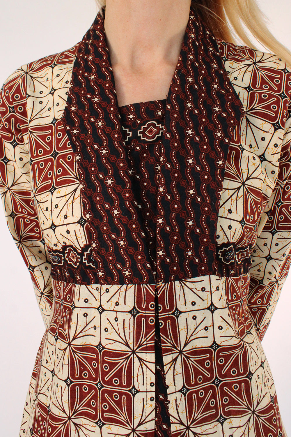 Vintage handgemaakte batik mini jurk creme-bruin-zwart-okergeel detail halslijn en stofstrctuur