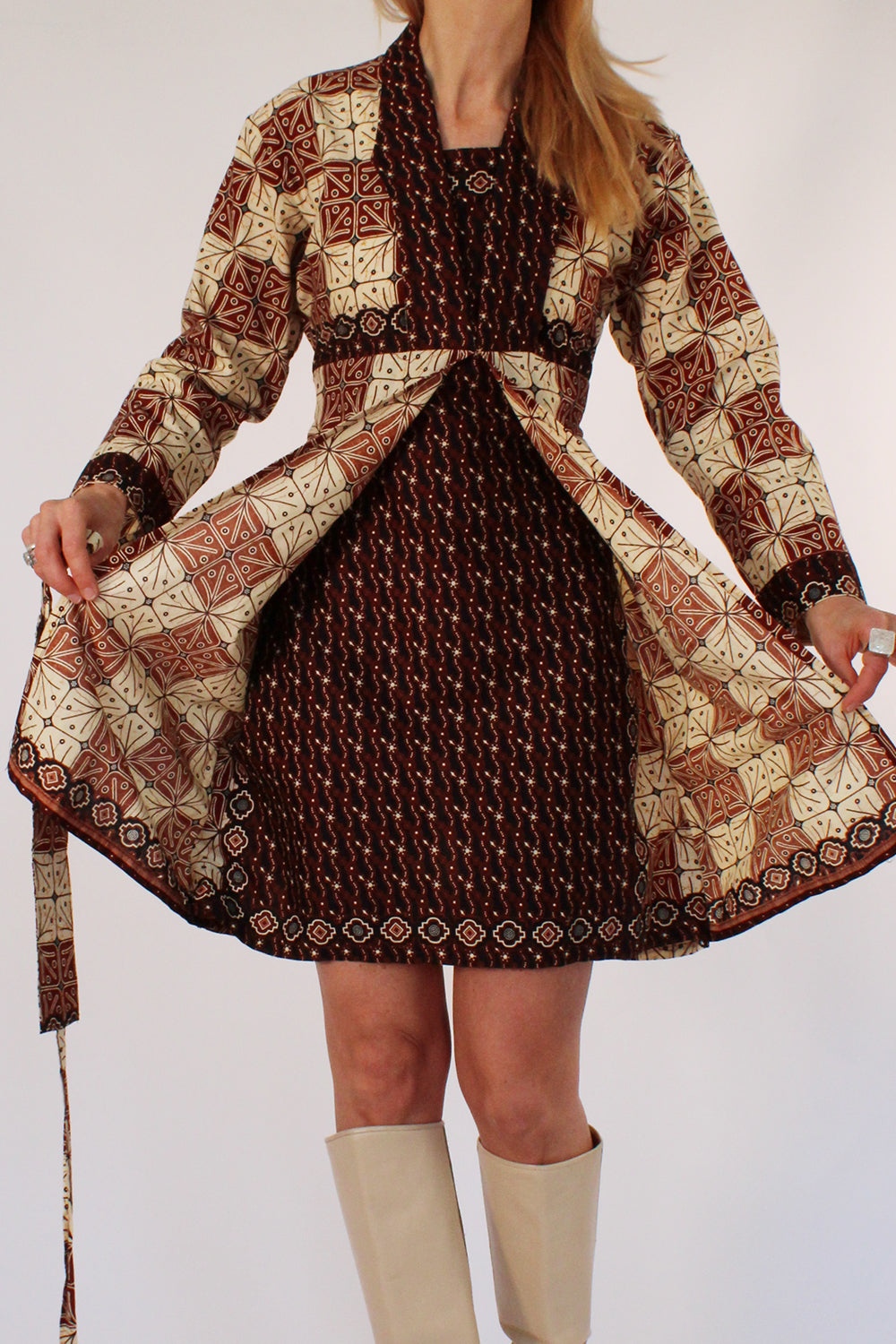 Vintage handgemaakte batik mini jurk creme-bruin-zwart-okergeel detail overslag voorkant 