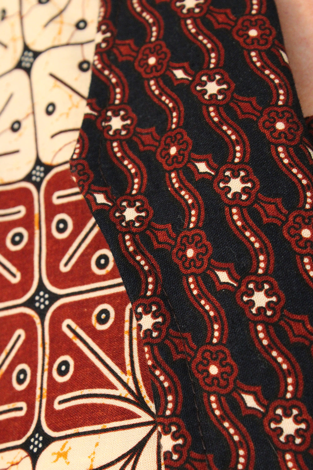 Vintage handgemaakte batik mini jurk creme-bruin-zwart-okergeel detail - close-up van handgemaakte batik print