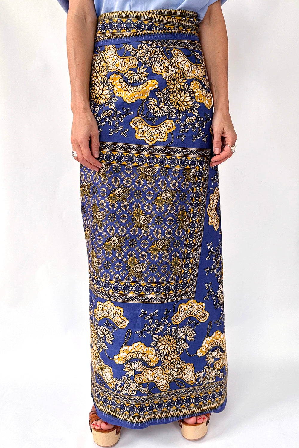 Vintage jaren 70 handgemaakte batik wikkelrok blauw-okergeel-zwart-wit - katoenen maxi rok met aansnoerbare taille free size