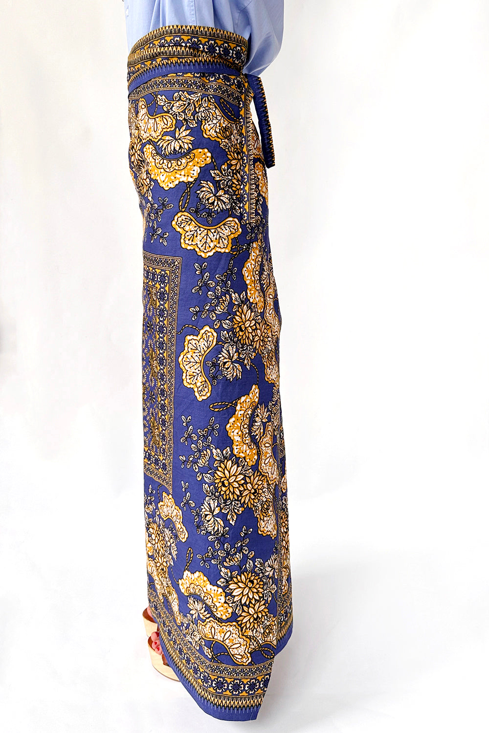 intage jaren 70 handgemaakte batik wikkelrok blauw-okergeel-zwart-wit gedragen zijkant - katoenen maxi rok met linten