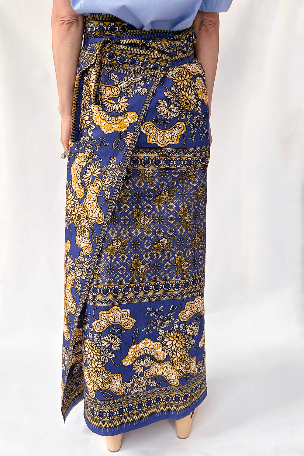 Vintage jaren 70 handgemaakte batik wikkelrok blauw-okergeel-zwart-wit  achterkant - katoenen maxi rok achterzijde

