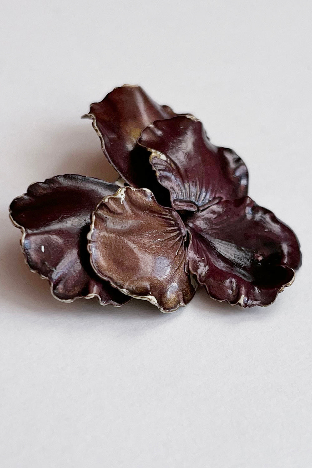 Vintage koperen broche met paarse emaille, zijkant