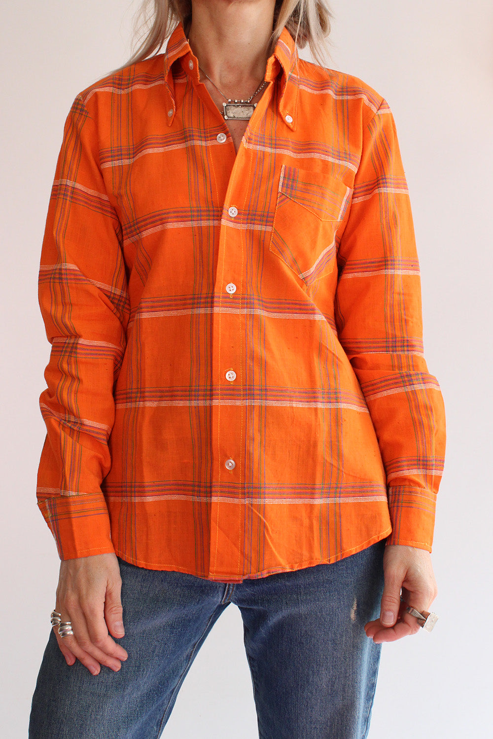 Vooraanzicht vintage jaren 70 deadstock India blouse met puntkraag - handgeweven oranje katoenen getailleerd shirt