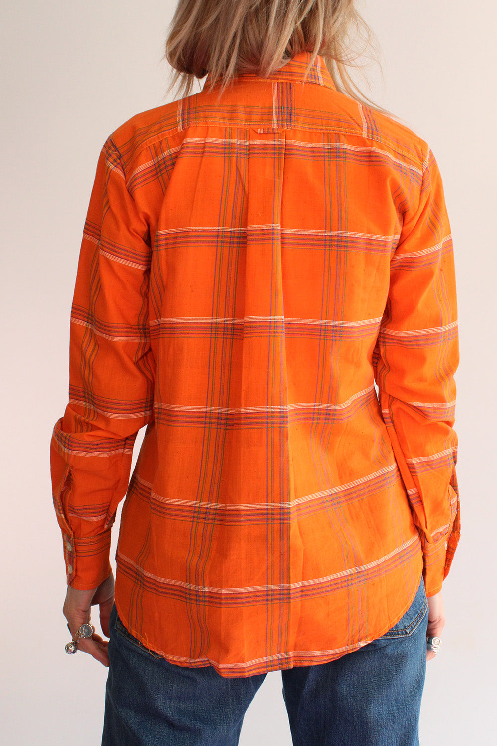Achteraanzicht vintage jaren 70 deadstock India blouse met puntkraag - handgeweven oranje katoenen getailleerd shirt