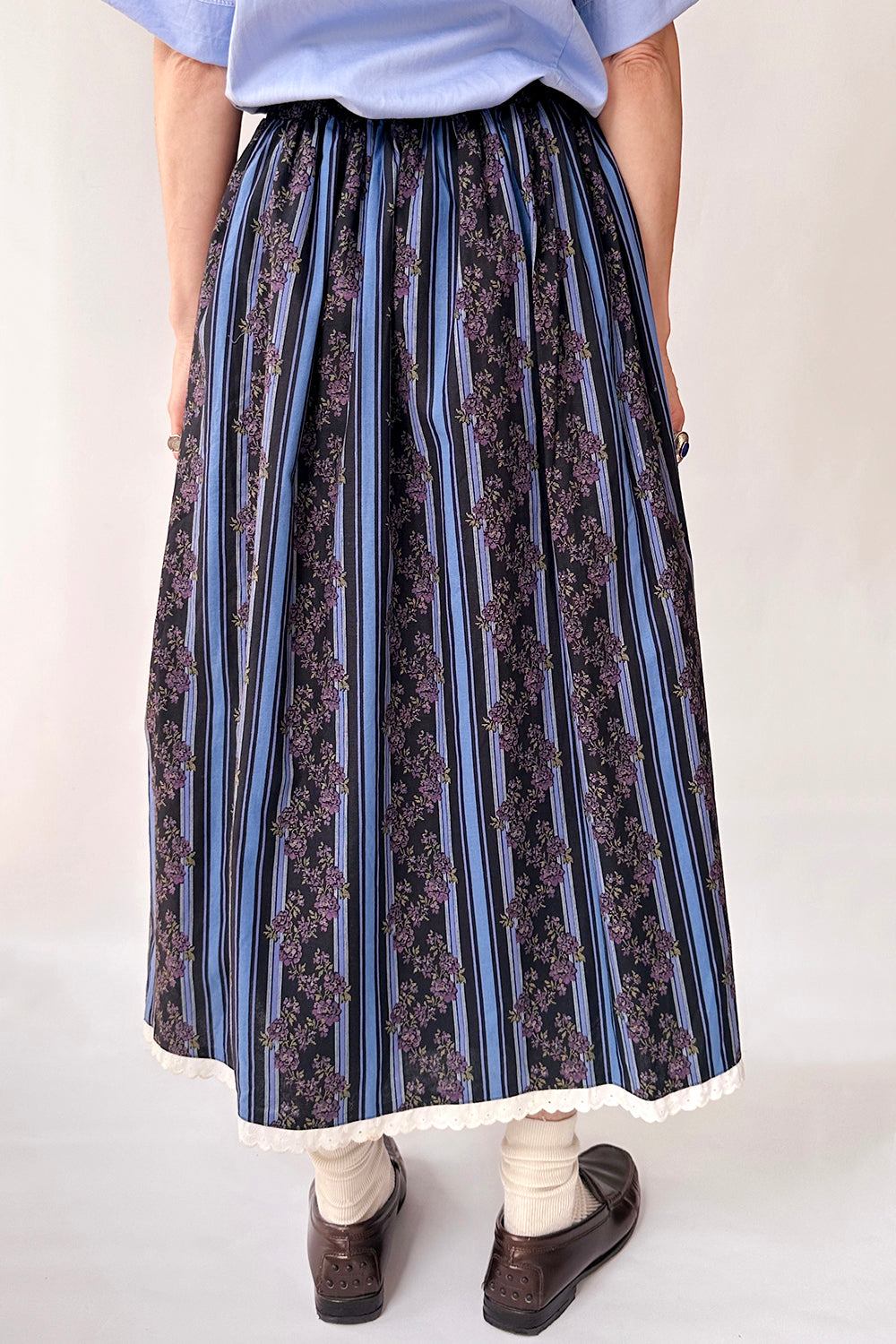 Zijaanzicht van vintage folklore damesrok met kanten accenten en vloeiende pasvorm