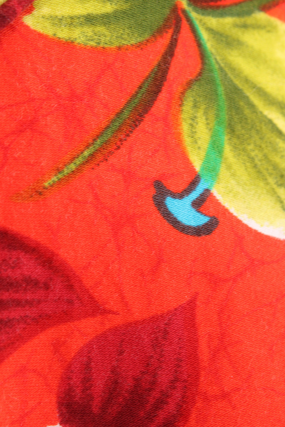 Vintage jaren 70 Hawaii jurk oranjerood-groen-geel-blauw-bruin-wit detail - close-up van Hawaii print patroon