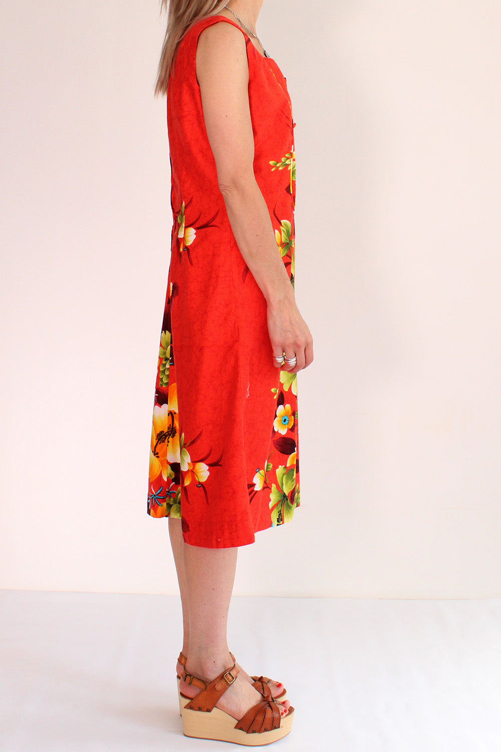 Vintage jaren 70 Hawaii jurk oranjerood-groen-geel-blauw-bruin-wit gedragen zijkant - katoenen mouwloze jurk