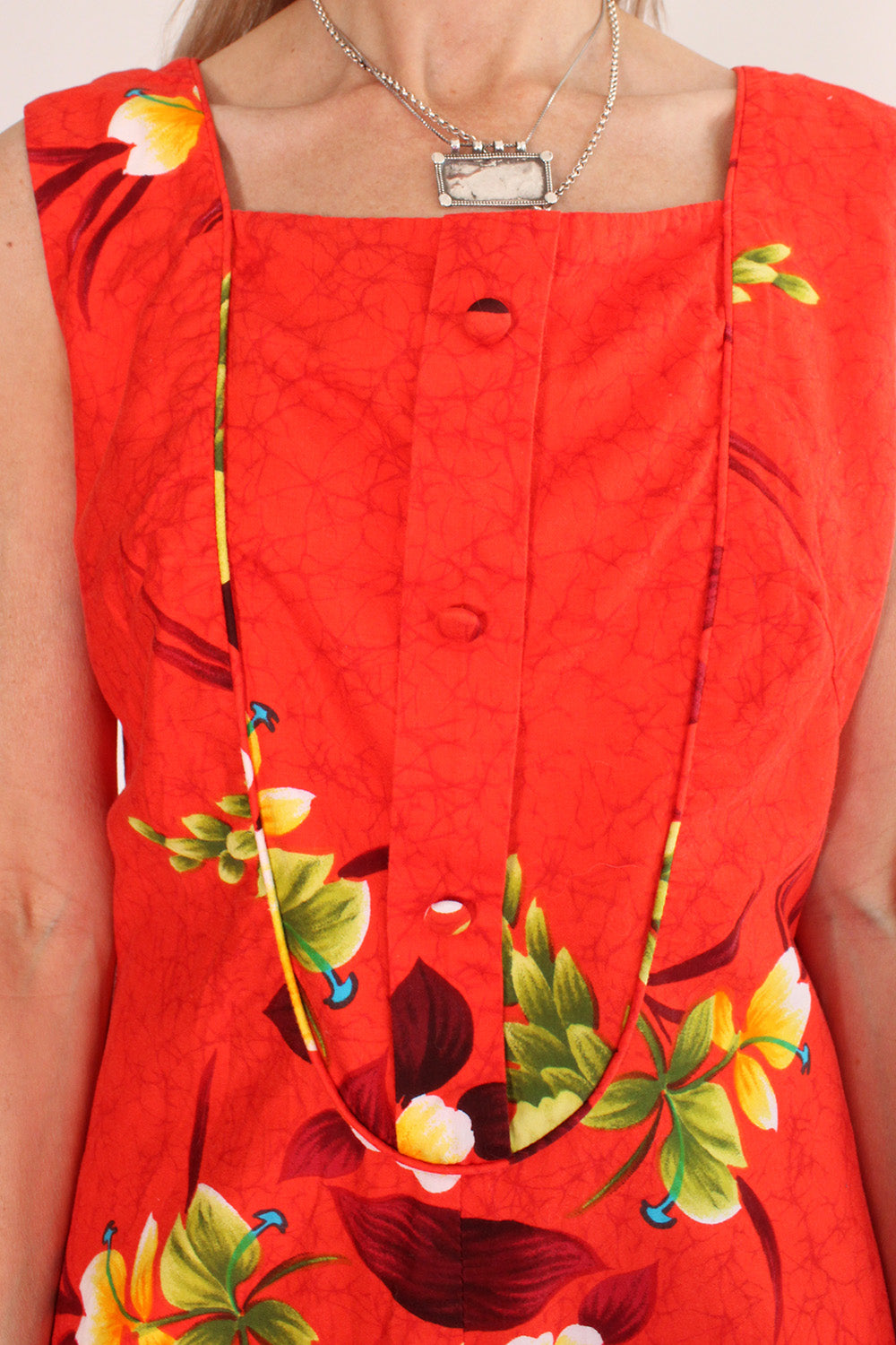 Vintage jaren 70 Hawaii jurk oranjerood-groen-geel-blauw-bruin-wit detail hals en sierknoopjes
