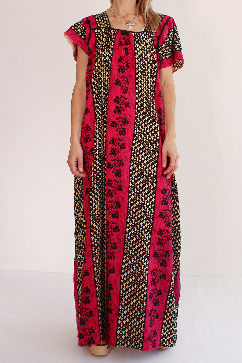 Vintage jaren 70 Indiase handbedruk maxi jurk roze-zwart-paars-creme gedragen voorkant - katoenen loose fit jurk styling