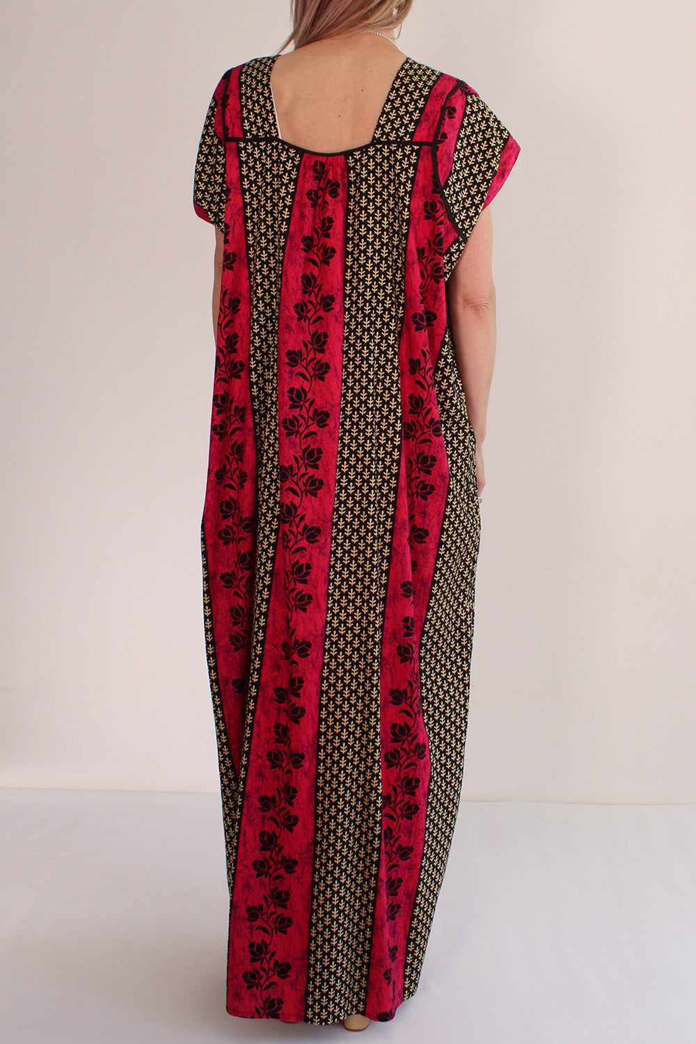 Vintage jaren 70 Indiase handbedruk maxi jurk roze-zwart-paars-creme gedragen achterkant - katoenen loose fit jurk achterzijde