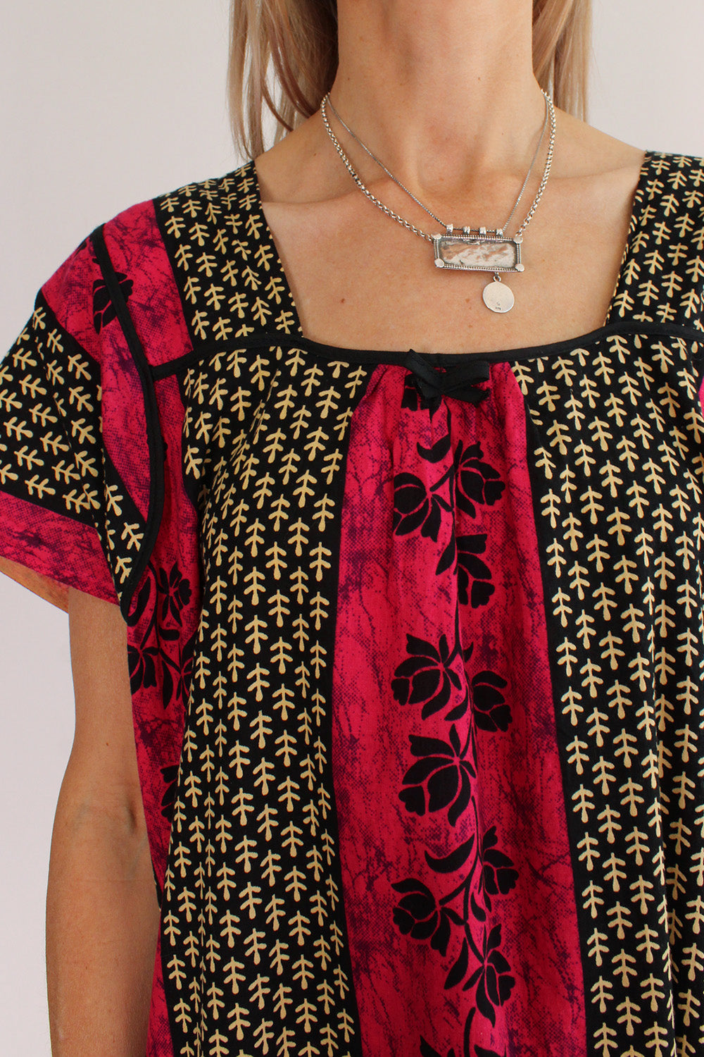 Vintage jaren 70 Indiase handbedruk maxi jurk roze-zwart-paars-creme voorkant hals 