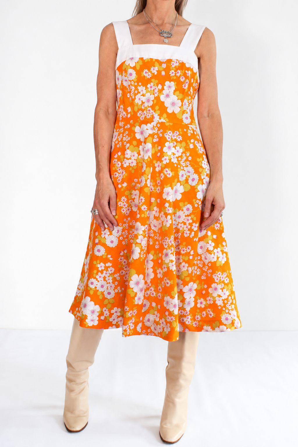 Vintage jaren 70 handgemaakte jurk oranje-roze-groen-wit met bloemenprint gedragen voorkant totaal - katoenen jurk