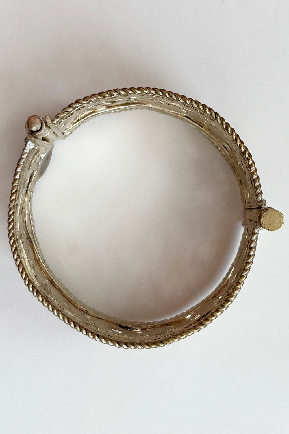 Vintage metalen Marokkaanse Armband met pin sluiting, bovenaanzicht