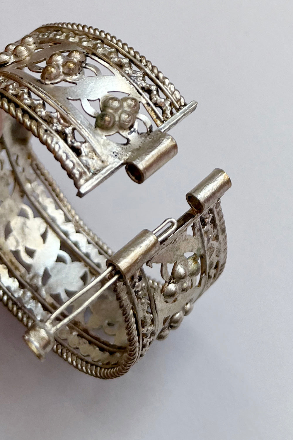 Vintage Marokkaanse Armband, detail metalen pin sluiting.