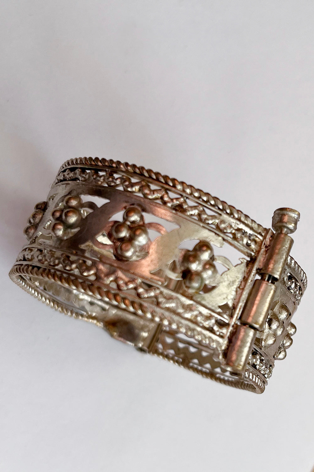 Vintage Marokkaanse Armband gemaakt van metaal met pin sluiting, detail zijkant