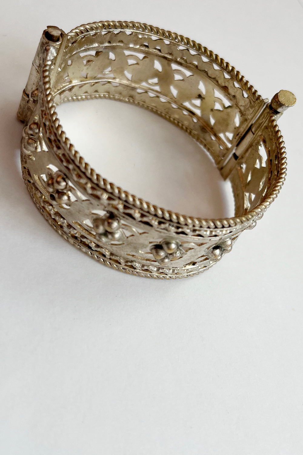 Vintage Marokkaanse Armband gemaakt van metaal met pin sluiting, zijaanzicht