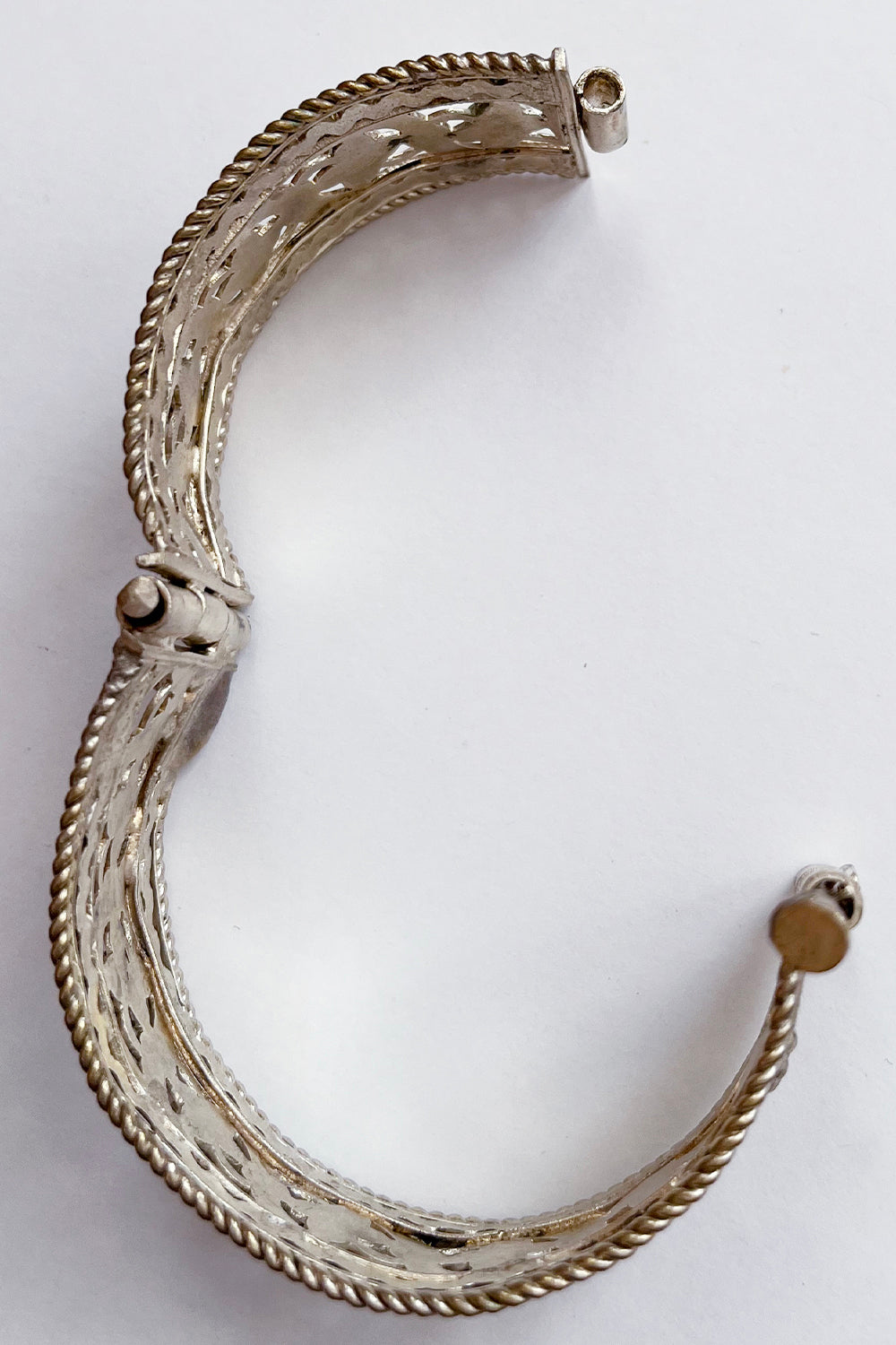 Vintage metalen, zilverkleurige Marokkaanse Armband, open gefotografeerd