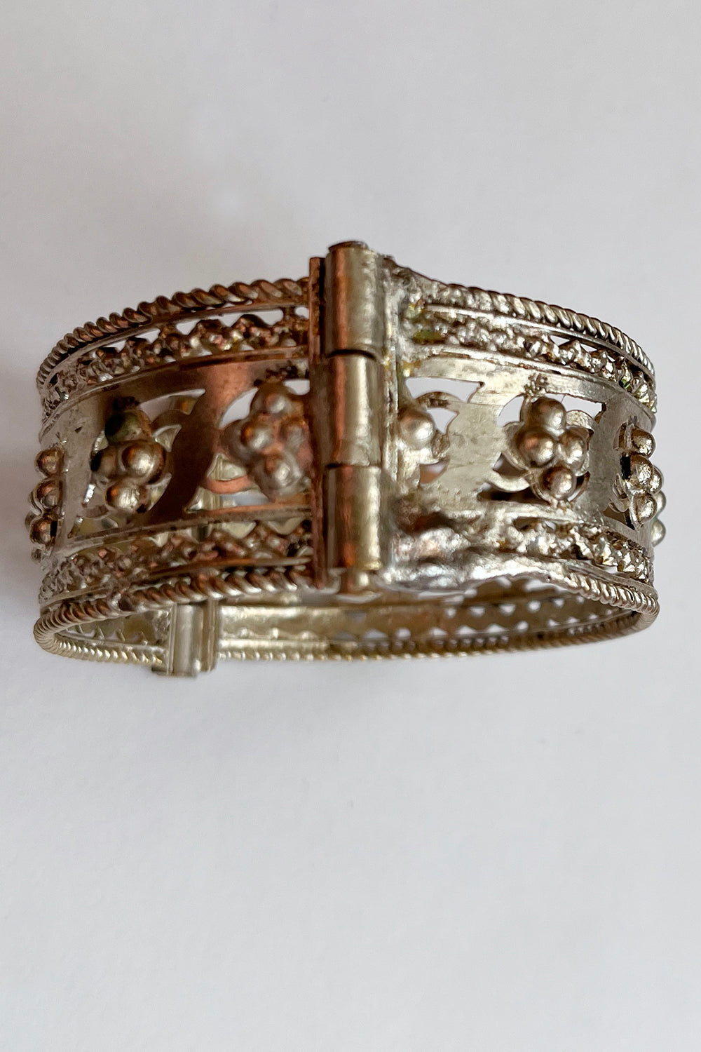 Vintage zilverkleurige Marokkaanse Armband gemaakt van metaal, close up zijkant