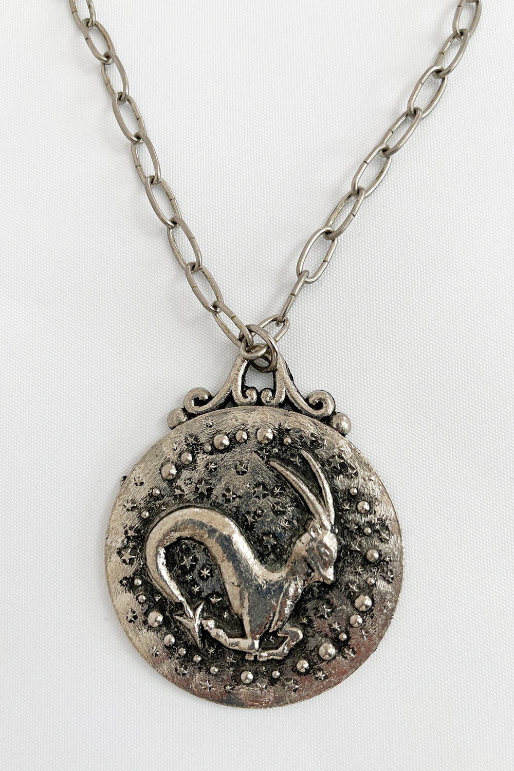 Vintage jaren 60 Steenbok sterrenbeeld ketting zilverkleurig - metalen ketting met dubbelzijdige hanger 70 cm