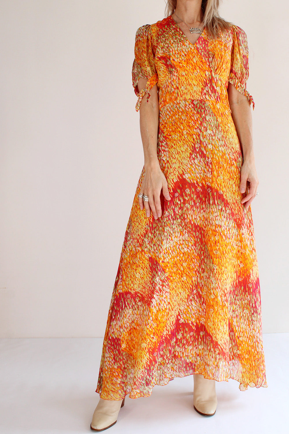 Vintage jaren 70 Vera Mont avondjurk oranje-geel-rood-groen-goud - rayon lurex maxi jurk met pofmouwtjes maat 34