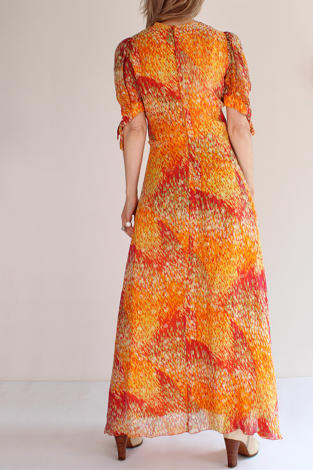 Vintage jaren 70 Vera Mont avondjurk oranje-geel-rood-groen-goud gedragen achterkant - rayon lurex maxi jurk met ritssluiting