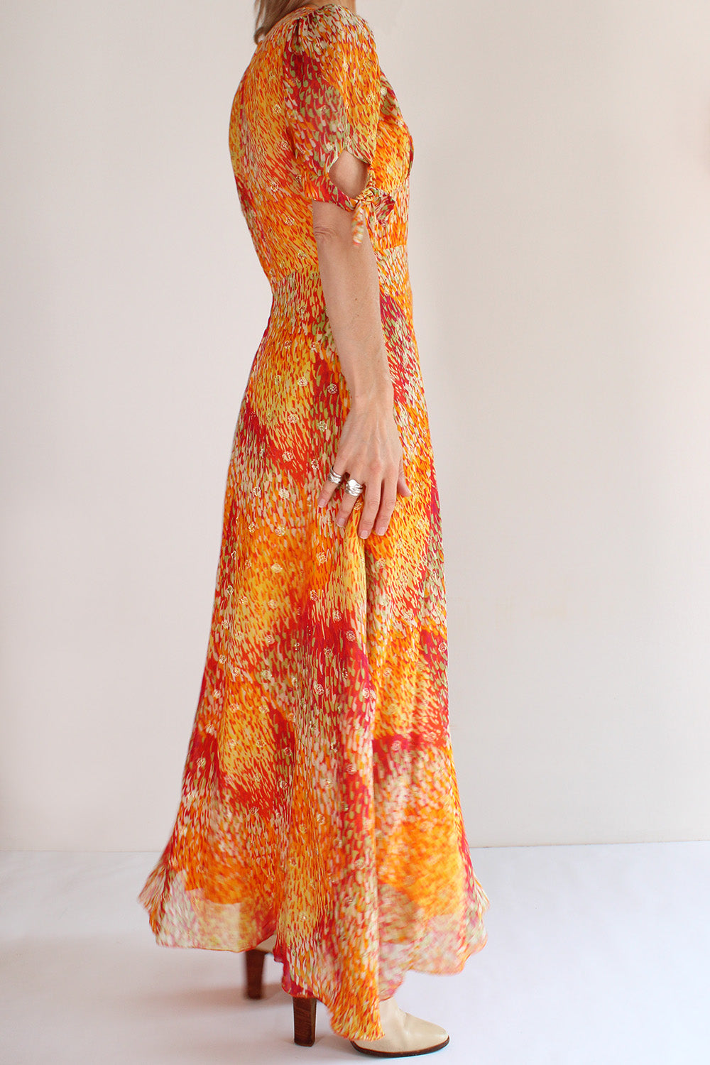 Vintage jaren 70 Vera Mont avondjurk oranje-geel-rood-groen-goud gedragen zijkant - rayon lurex maxi jurk met goudkleurig metaaldraad