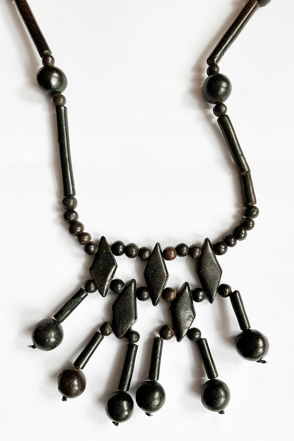 Detailfoto kralen: Detail donkerbruine houten kralen vintage jaren 70 ketting, breedte 1,5 cm, gelakt hout